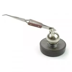 Tweezer with magnetical base